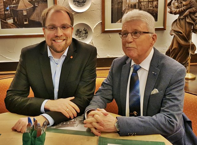 Wirtschaftsförderer Karsten Niemann (l.) und der Vorsitzende der Senioren-Union, Walter Brüh-
land, trafen sich im „Alten Rathaus“.